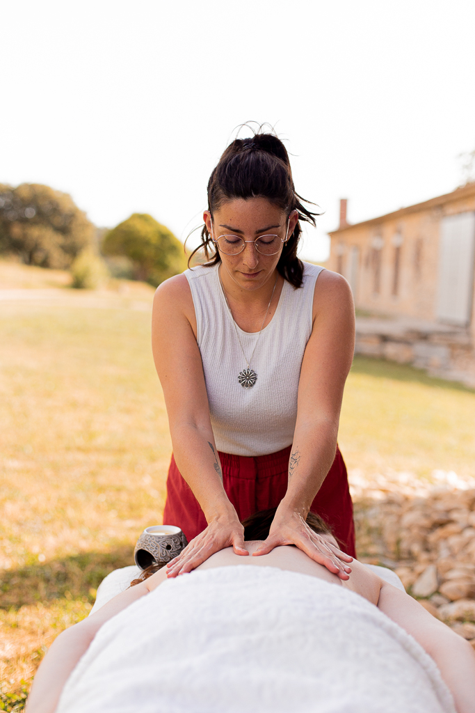 Massage Abhyanga, zone du dos, circulation des énergies, massage ayurvédique